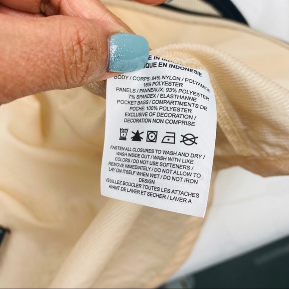 Nike| Women’s Nike Air light Jacket - Picture 8 of 10